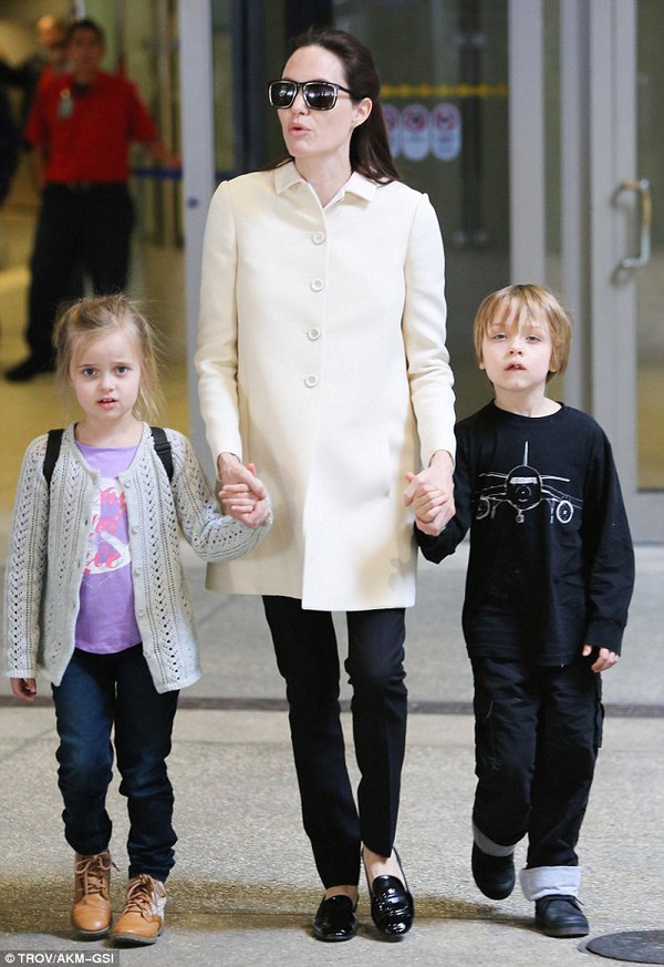 Cặp sinh đôi nhà Angelina Jolie bơ phờ khi vừa xuống sân bay  1