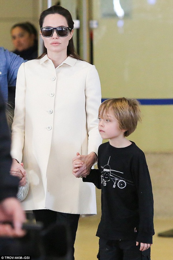 Cặp sinh đôi nhà Angelina Jolie bơ phờ khi vừa xuống sân bay  3