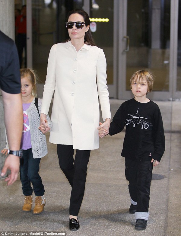 Cặp sinh đôi nhà Angelina Jolie bơ phờ khi vừa xuống sân bay  2
