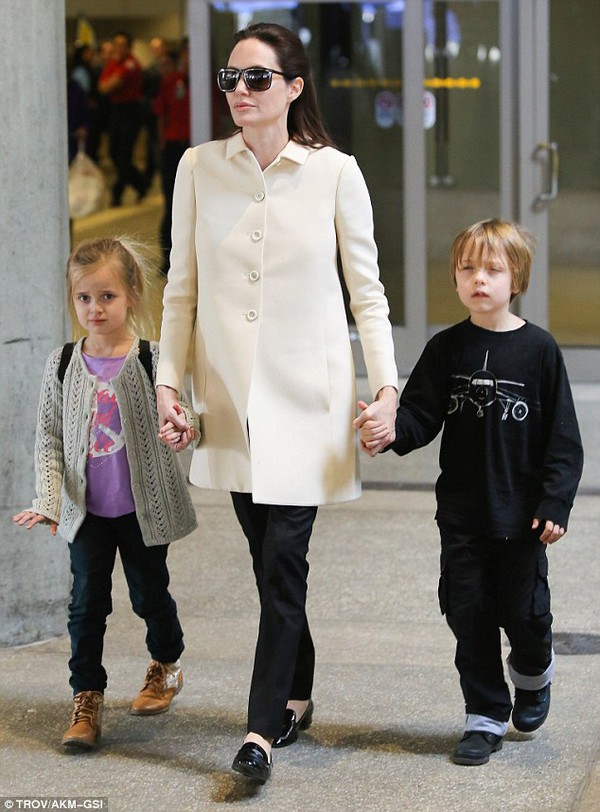 Cặp sinh đôi nhà Angelina Jolie bơ phờ khi vừa xuống sân bay  5