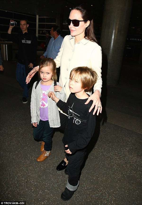 Cặp sinh đôi nhà Angelina Jolie bơ phờ khi vừa xuống sân bay  6