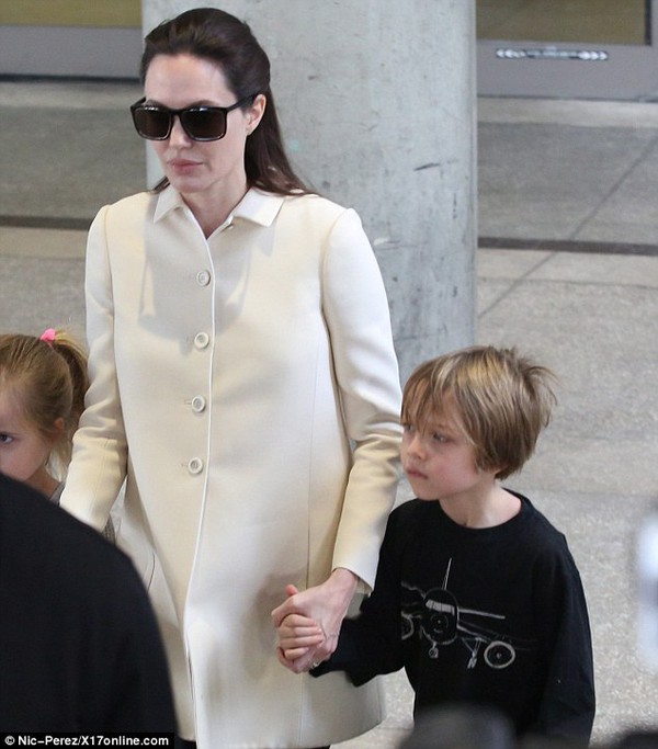Cặp sinh đôi nhà Angelina Jolie bơ phờ khi vừa xuống sân bay  4