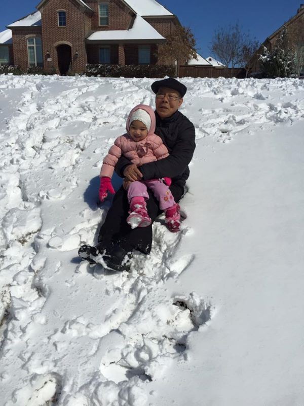 Nhóc tì nhà Hồng Ngọc thích thú nằm trên tuyết 2