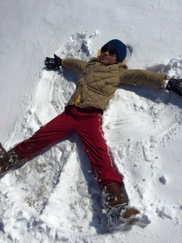 Nhóc tì nhà Hồng Ngọc thích thú nằm trên tuyết 6