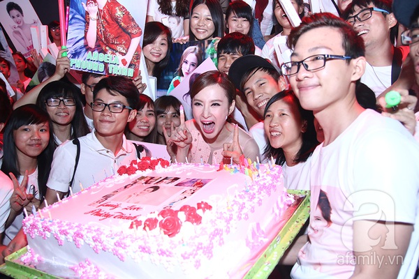 Angela Phương Trinh được tổ chức sinh nhật trên sân khấu 6