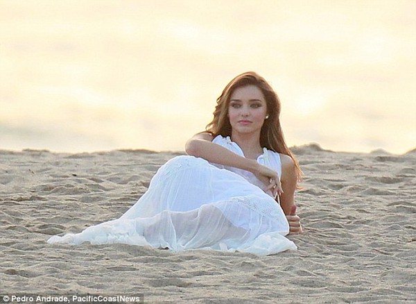 Miranda Kerr xinh như thiên thần trong hậu trường buổi quay phim 5