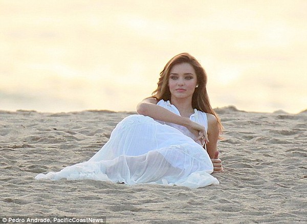 Miranda Kerr xinh như thiên thần trong hậu trường buổi quay phim 5 Miranda Kerr xinh như thiên thần trong hậu trường buổi quay phim 5