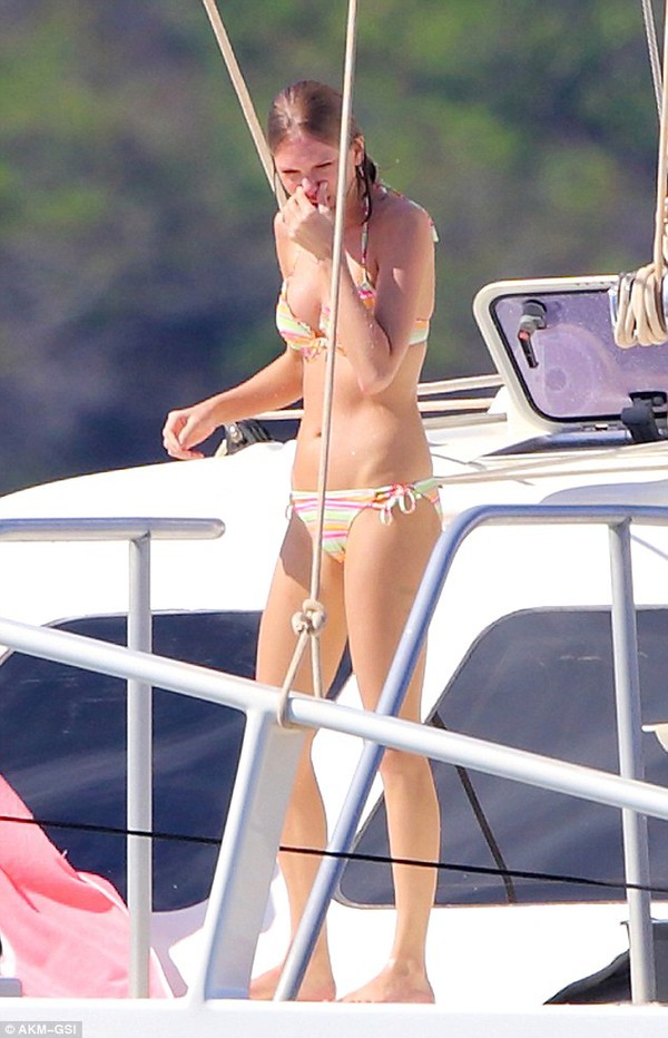 Taylor Swift diện bikini quyến rũ trên du thuyền sang trọng 5