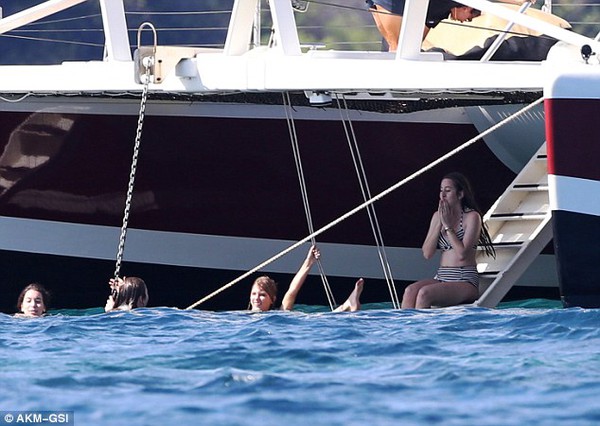 Taylor Swift diện bikini quyến rũ trên du thuyền sang trọng 2