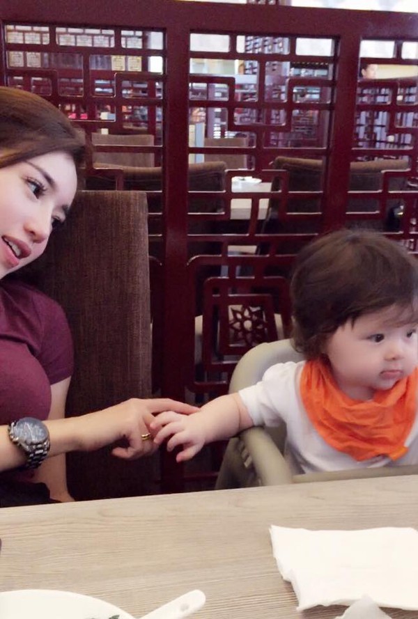 Điệu bộ đ&aacute;ng y&ecirc;u của b&eacute; Cadie Mộc Tr&agrave; khi 