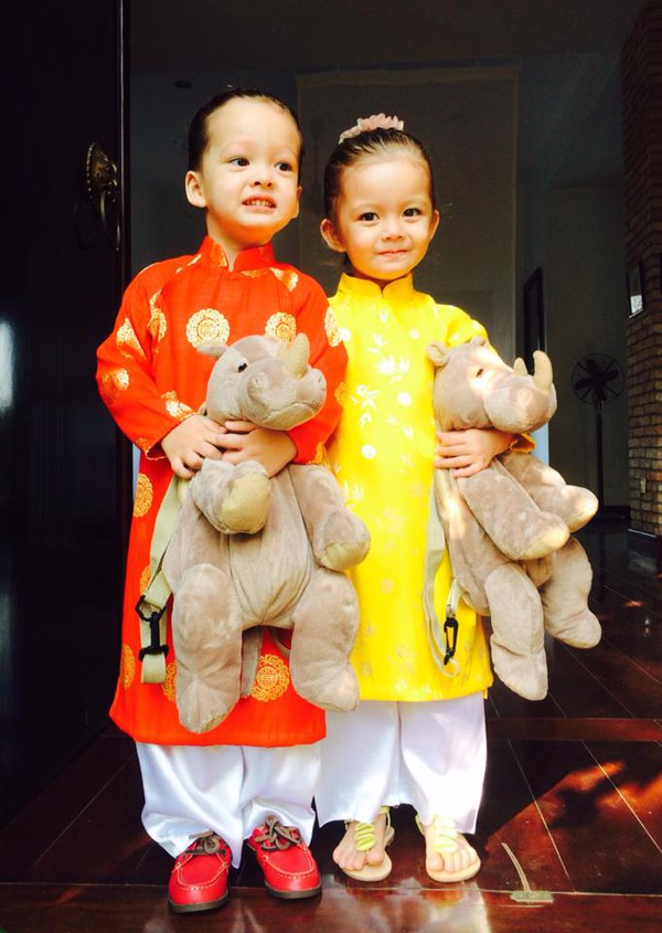 Cặp song sinh nhà Hồng Nhung cùng mặc áo dài đi học 2