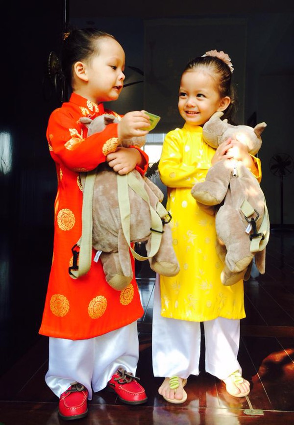 Cặp song sinh nhà Hồng Nhung cùng mặc áo dài đi học 3