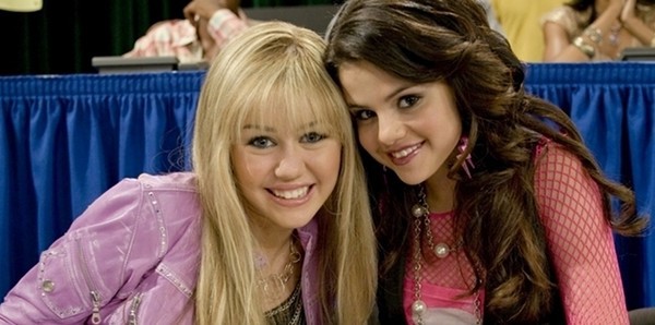 Selena Gomez và Miley Cyrus 1