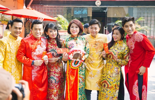 Trang Trần dịu dàng với áo dài họa tiết 6