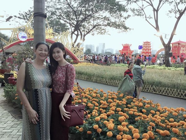 Con trai Trương Quỳnh Anh ngơ ngác theo mẹ đi chợ Tết  5