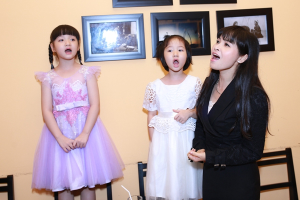 Con gái Trang Nhung hát cùng mẹ