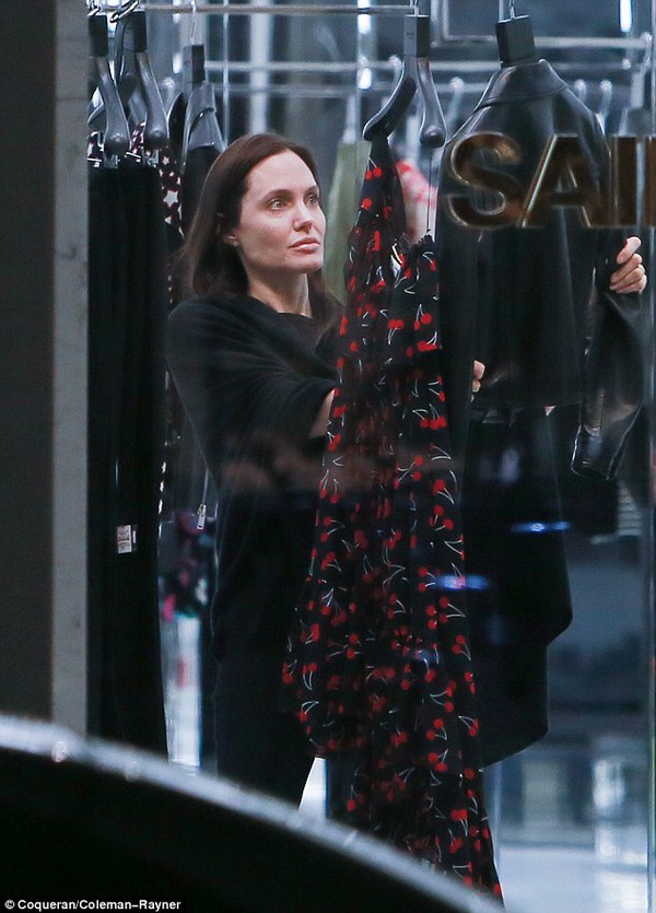 Angelina Jolie lộ mặt mộc khi đi mua sắm giữa đêm 1