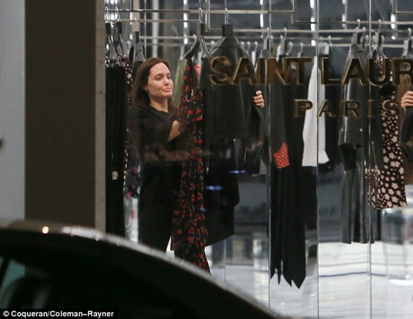 Angelina Jolie lộ mặt mộc khi đi mua sắm giữa đêm 2