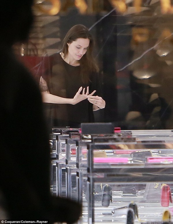 Angelina Jolie lộ mặt mộc khi đi mua sắm giữa đêm 3