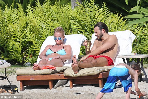 Britney Spears tắm biển cùng bạn trai 
