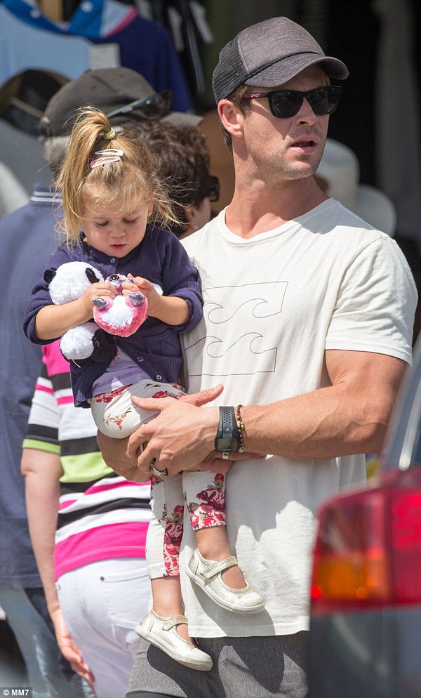 Chris Hemsworth bế con gái