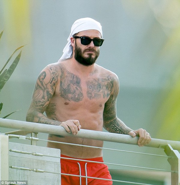 David Beckham ngực trần khoe hình xăm David Beckham ngực trần khoe hình xăm