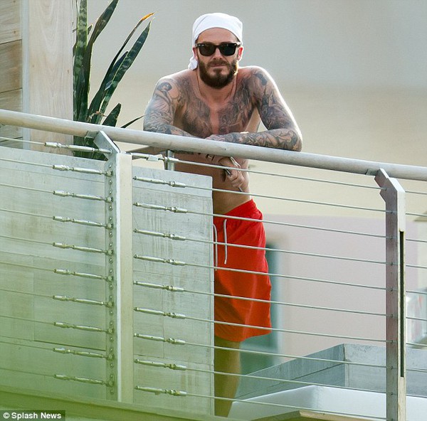 David Beckham đeo kính đen, để ngực trần