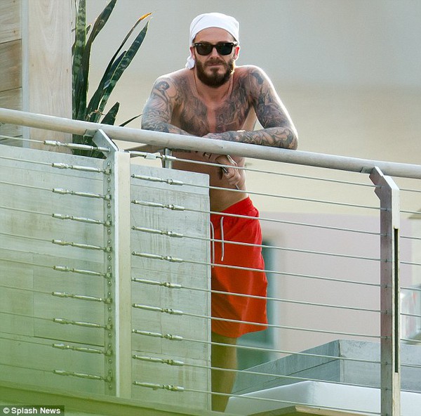 David Beckham đeo kính đen, để ngực trần David Beckham đeo kính đen, để ngực trần