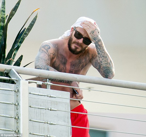 David Beckham khoe hình xăm David Beckham khoe hình xăm