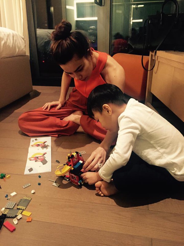 Hồ Ngọc Hà chơi lego với Subeo