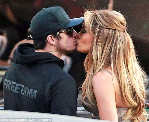 Jennifer Lopez hôn trai trẻ