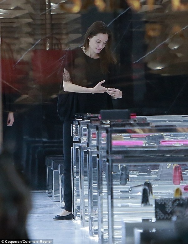 Angelina Jolie lộ mặt mộc khi đi mua sắm giữa đêm 4