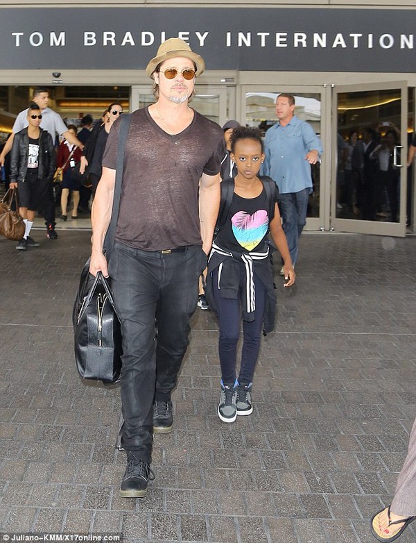 Angelina Jolie và Brad Pitt ở sân bay