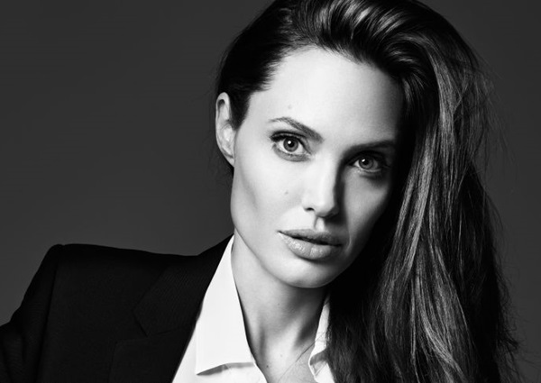 Angelina Jolie mạnh mẽ hơn sau phẫu thuật