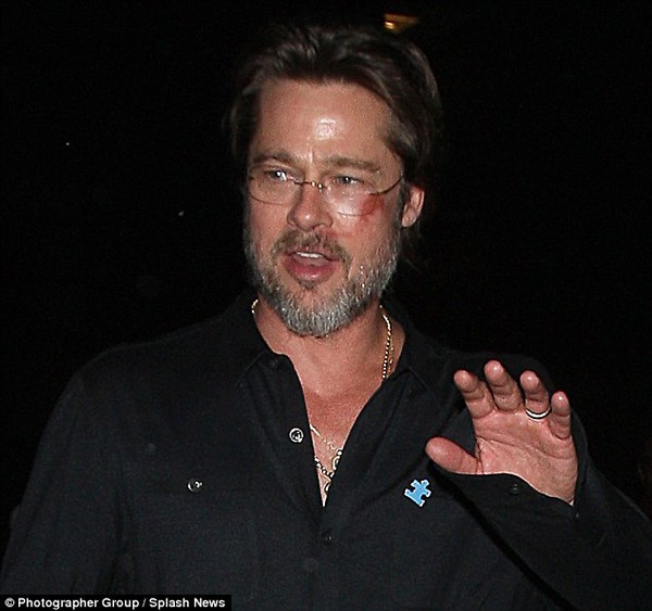 Brad Pitt bị ngã sướt mặt