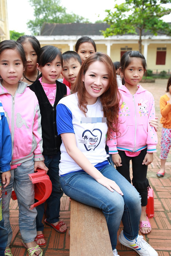 Đan Lê thăm trẻ em nghèo