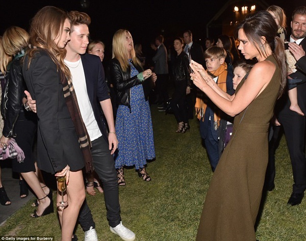 Brooklyn Beckham chụp ảnh với Cara