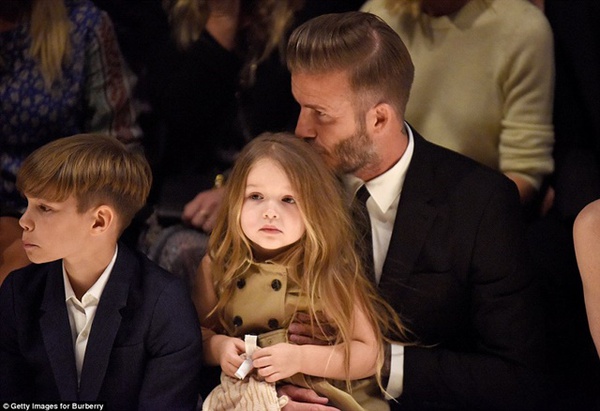 Bố Beckham hôn con gái Harper