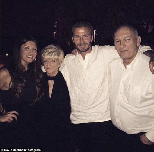 Beckham bên em gái và bố mẹ