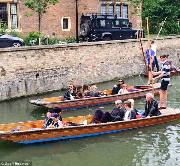 Gia đình David Victoria-Beckham đi thuyền trên sông
