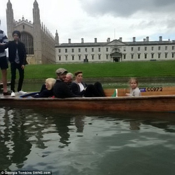 Nhà Becks ngồi trên hai chiếc thuyền đáy thong thả đi trên sông Cam ở Cambridge 