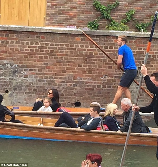 Nhà Becks ngồi trên hai chiếc thuyền đáy thong thả đi trên sông Cam ở Cambridge 