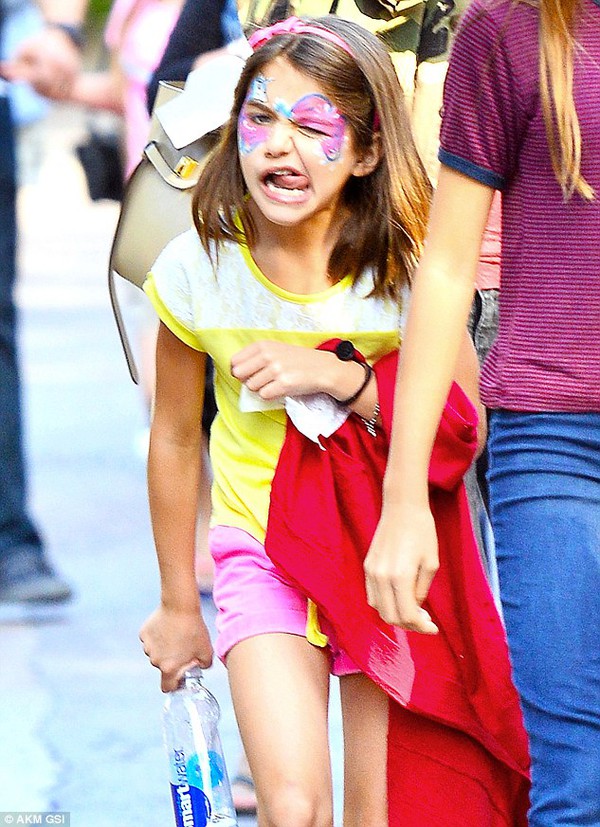 Katie Holmes, Suri Cruise làm mặt xấu