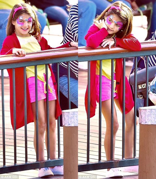  Suri Cruise xem mẹ Katie Holmes