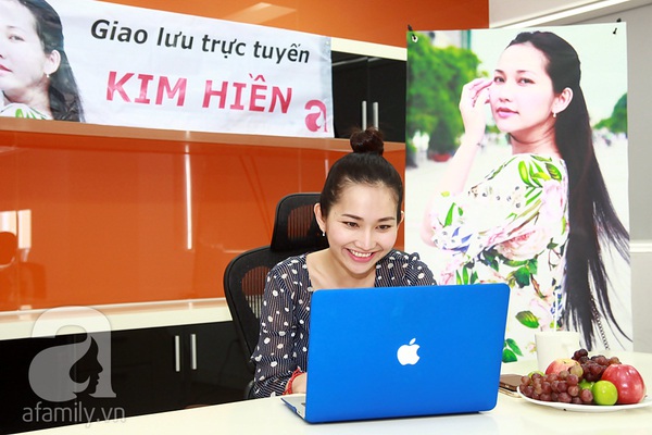 Kim Hiền cười trong buổi giao lưu