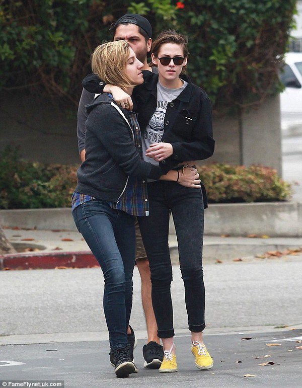 Kristen Stewart và người tình đồng giới ôm ấp tình cảm 