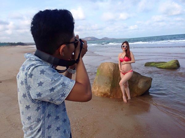 Bà bầu Khánh Thi mặc bikini tạo dáng trước biển