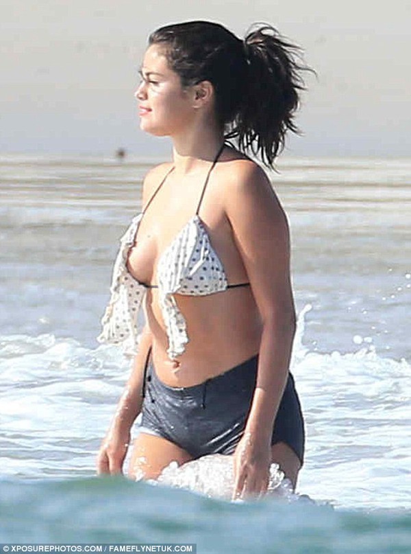 Selena Gomez nóng bỏng trên biển