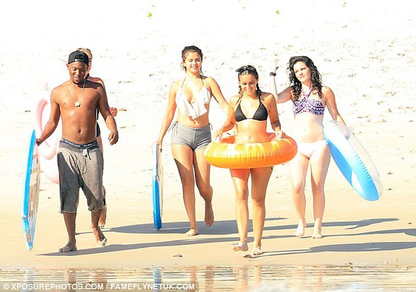 Selena Gomez đi tắm biển