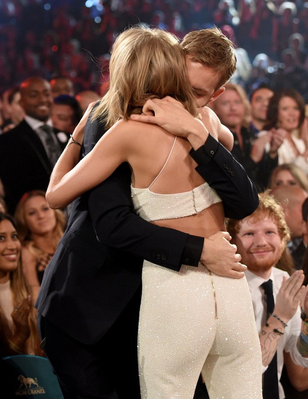 Taylor ôm chặt bạn trai